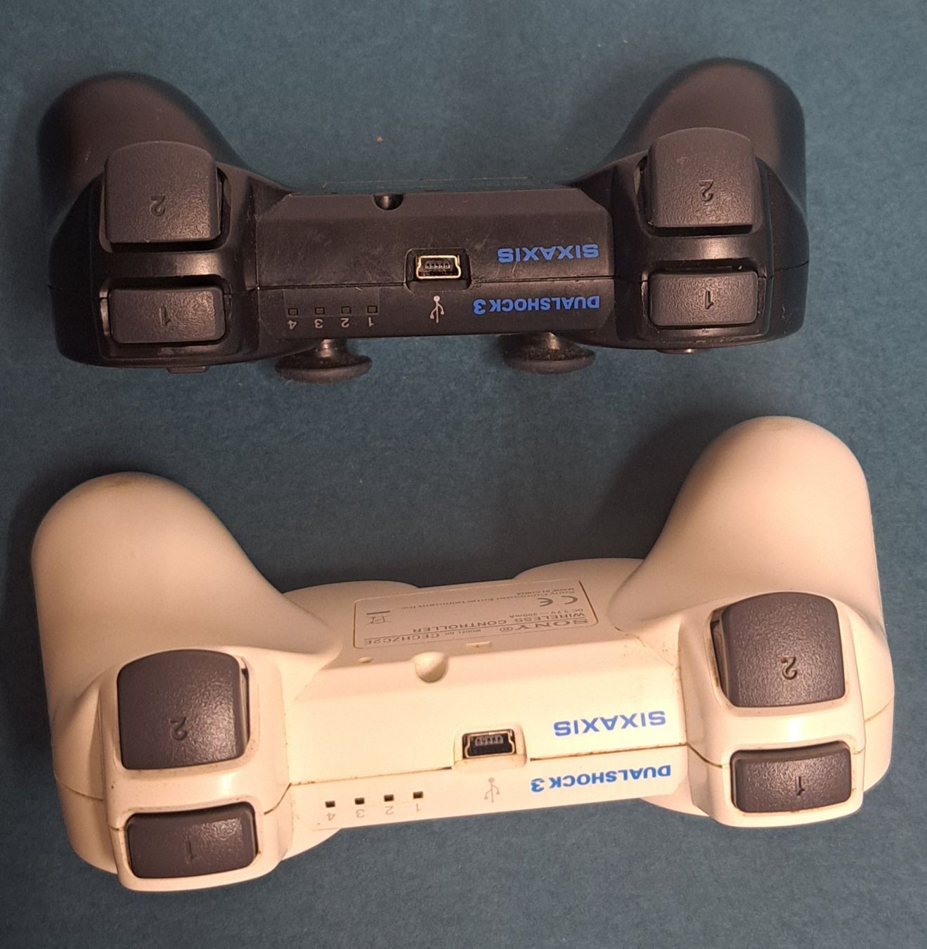 Sony Controller: Ps3 Controller  weiss  und schwarz original Sony  2 Stück – Usato da Biel/Bienne venduto da Sasha4u 4