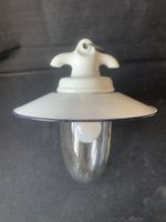 Alte Stalllampe emailliert mit Glassturz Nassraumlampe