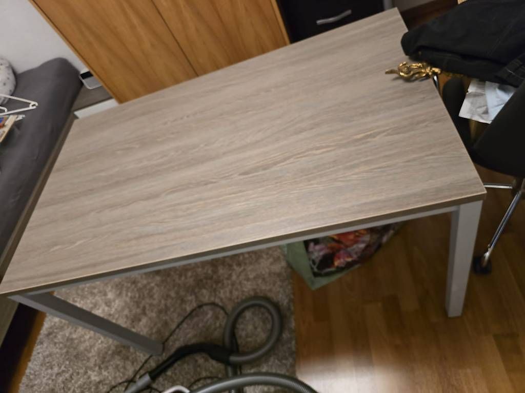 Set di tavolo e panche: Esstisch mit 4 Stühle Leder  – Usato da Sevelen venduto da serfinis64