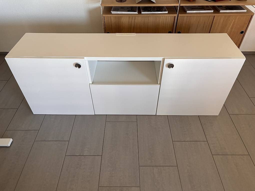 Cassettiere: IKEA Besta Sideboard weiss – Usato da Schleinikon venduto da vik_8v2w