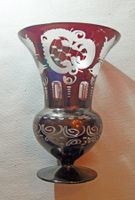 Antike Vase aus rotem Überfangglas