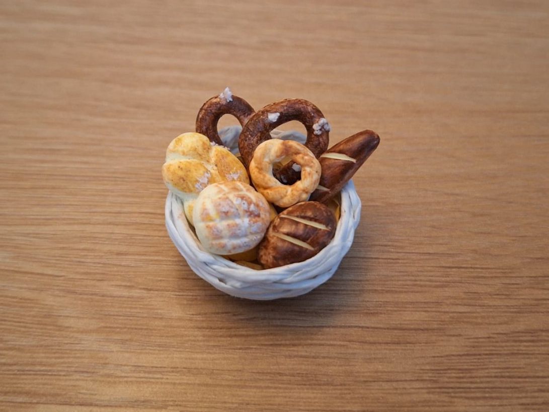 Puppenhäuser & -möbel: Brotkorb, Alles Handmade, Korb und Brot – Neu (gemäss Beschreibung) aus Zürich von HandmadeTinyFood