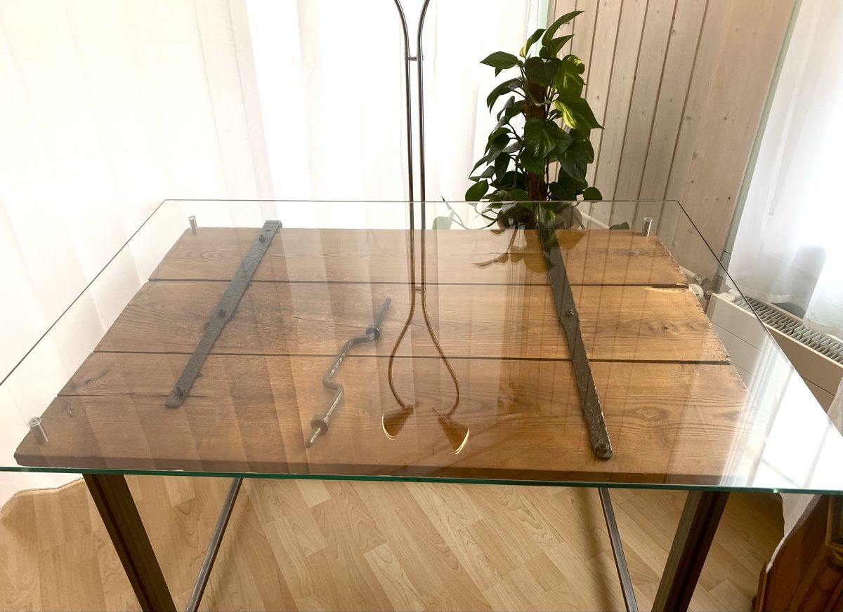 Scrivanie: Rustikaler Holztisch mit Glasplatte, Handgefertigt! – Nuovo e nell'imballaggio originale da wichtrach venduto da elvena