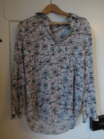Sommer Bluse mit Blumenmuster, Seide, Grösse M, Top Zustand!