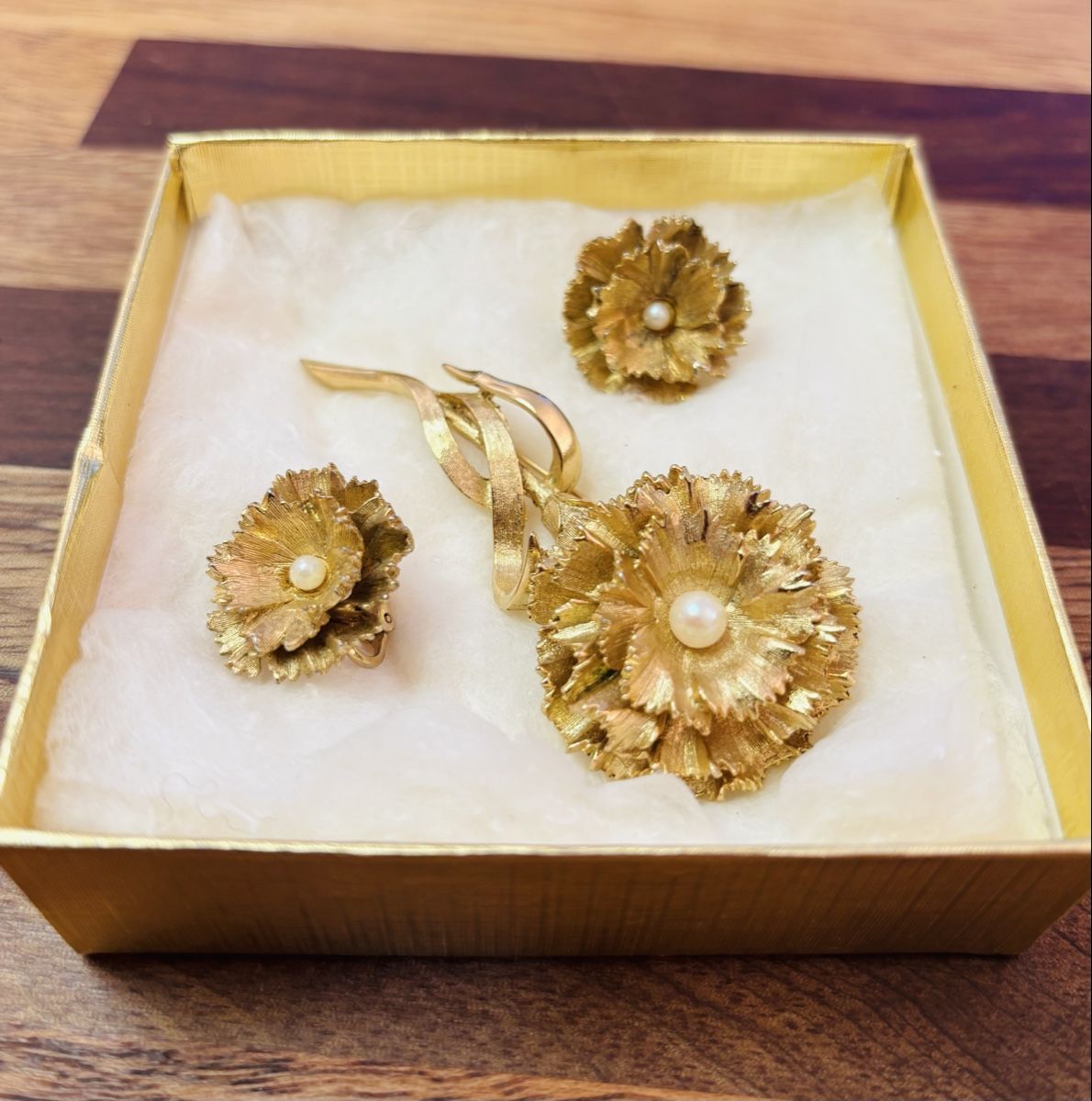 Altri gioielli: Set Vintage BOUCHER Fiore Dorato con Perla e Clip Orecchie – Usato da Wallisellen venduto da nick_1976blu