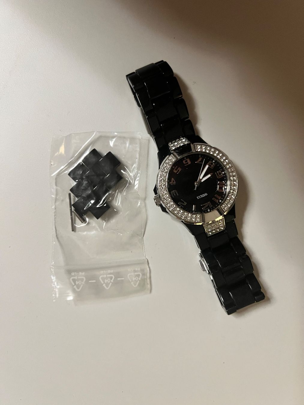 Orologi: Schicke Guess Damenuhr, mit Strass – Usato da Wittenbach venduto da Tamara113 1