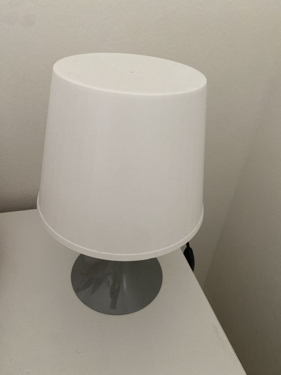 Lampen: Modern Design Lamp with Grey Base – Neu (gemäss Beschreibung) aus Münchenstein von emm_v9wv 1
