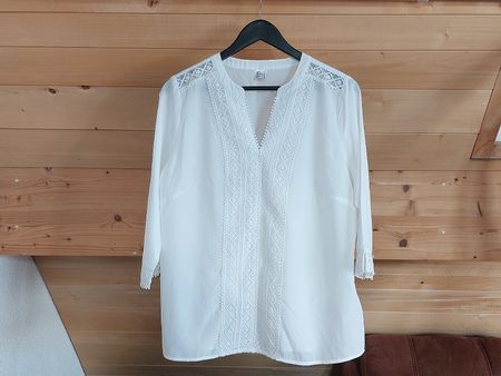 Sommerliche Tunika Bluse, weiss mit Spitzenapplikation.