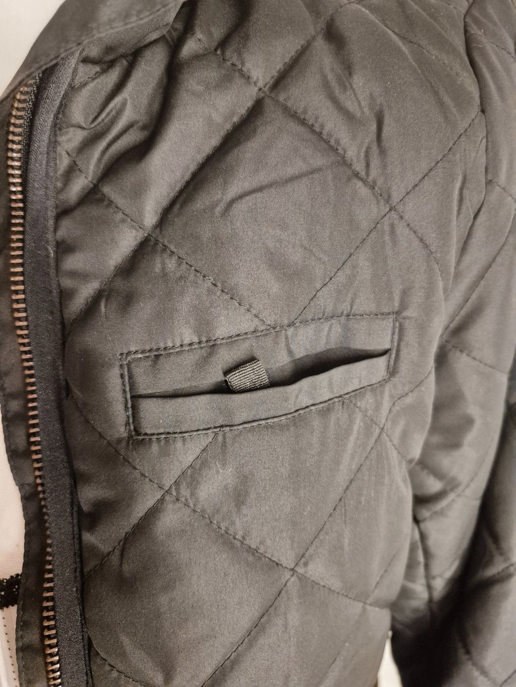H&M Giacche: Schicke Steppjacke, H&M, schwarz, Grösse 36 – Nuovo (secondo la descrizione) da La Neuveville venduto da Vestiaire_2011 4