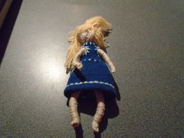 Puppe aus Fäden, blaues Kleid, lachsfarbige Haare