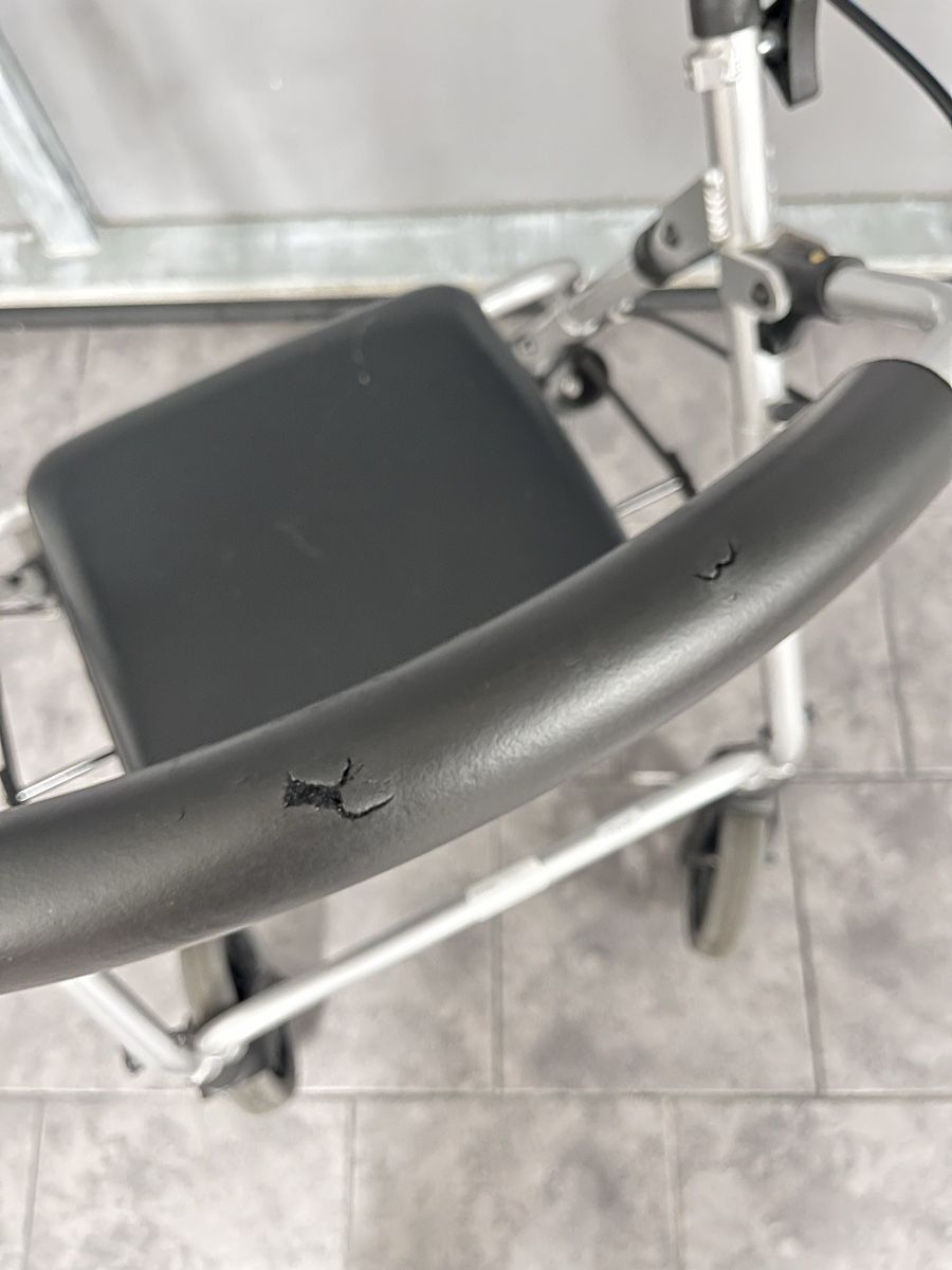 Aides à la marche: Rollator mit Sitzgelegenheit  – D'occasion à Hinwil par dire07 2