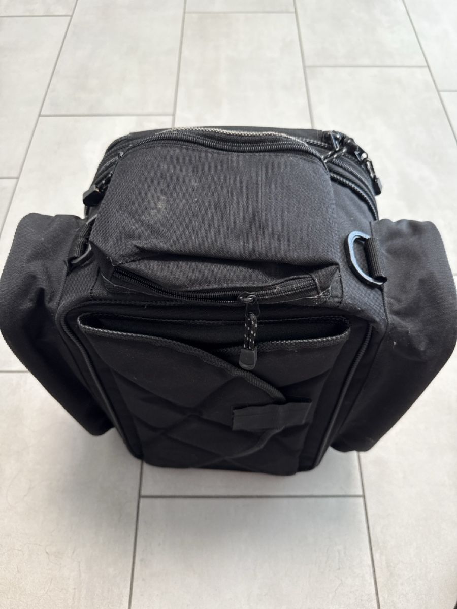 IXS Borse: IXS Tankrucksack Motorrad Tasche Schwarz – Usato da Hunzenschwil venduto da Amblazing 2