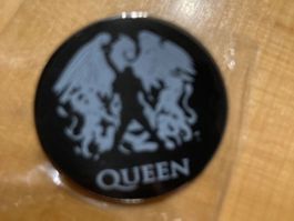Queen Pin Anstecker Punk Metal Rock Band