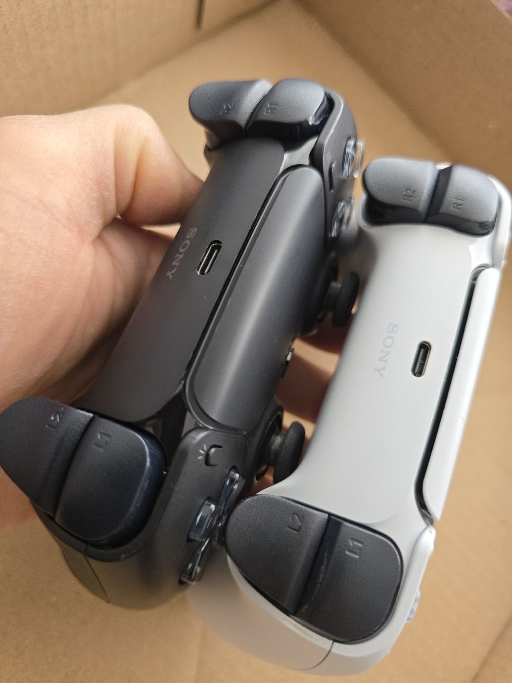 Sony Controller: Original PS5 Controller(2 stück) – Gebraucht aus Basel von Honest 2