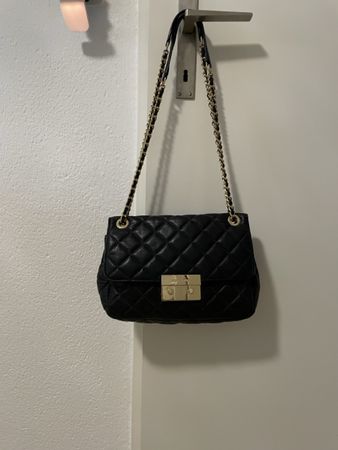 Elegante, gesteppte Michael Kors Tasche mit Goldkette