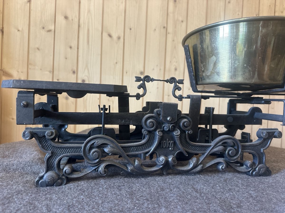 Bilance e pesi: Antike Küchenwaage mit Messing-Schale, 10kg – Usato da Baar venduto da Hillsboro 4