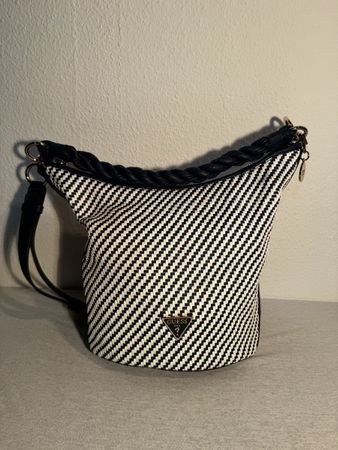 Guess Hassie Bucket Hobo(HWVG8397020)