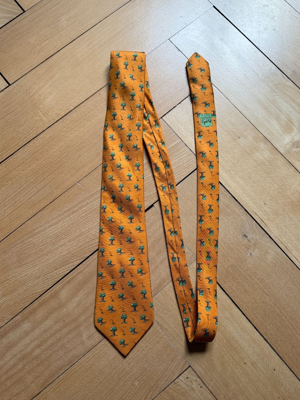 Hermès Cravatte: HERMÈS - Seide Krawatte orange mit Bäumen – Nuovo (secondo la descrizione) da Zürich venduto da Diazaio