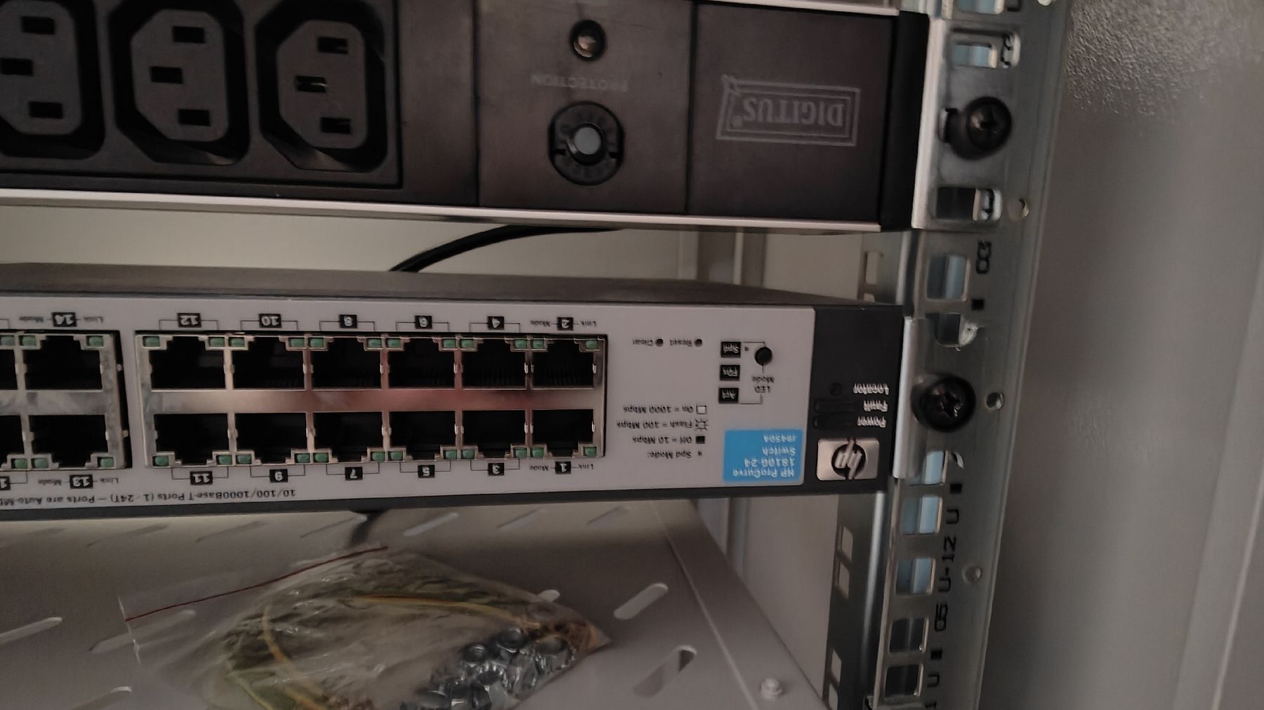 Racks & Supports: Netzwerk Rack 19zoll mit Hp Switch – D'occasion à Langnau i. E. par Michu-8 4
