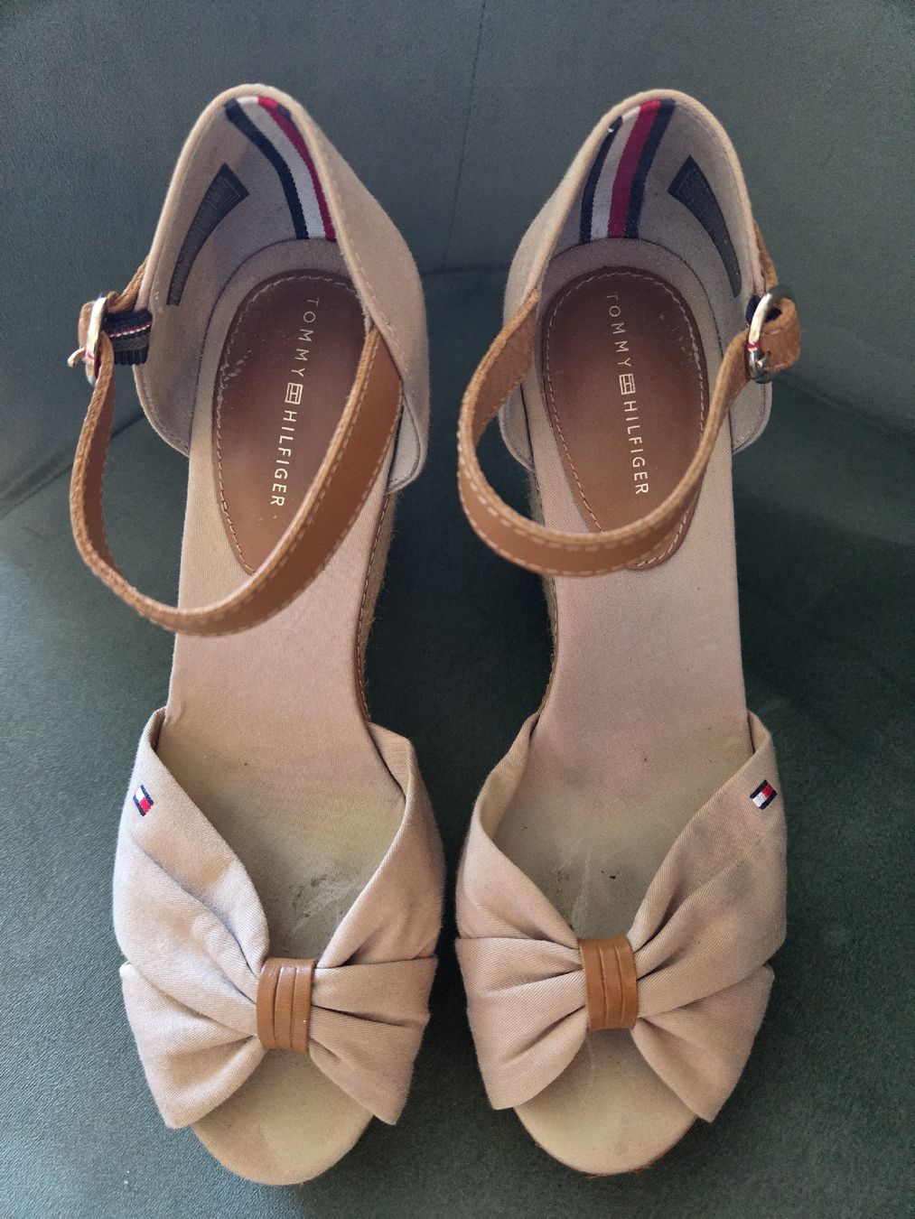 Tommy Hilfiger Damenschuhe: Tommy Hilfiger beige Keilsandaletten – Gebraucht aus Emmen von GrabandGo 3