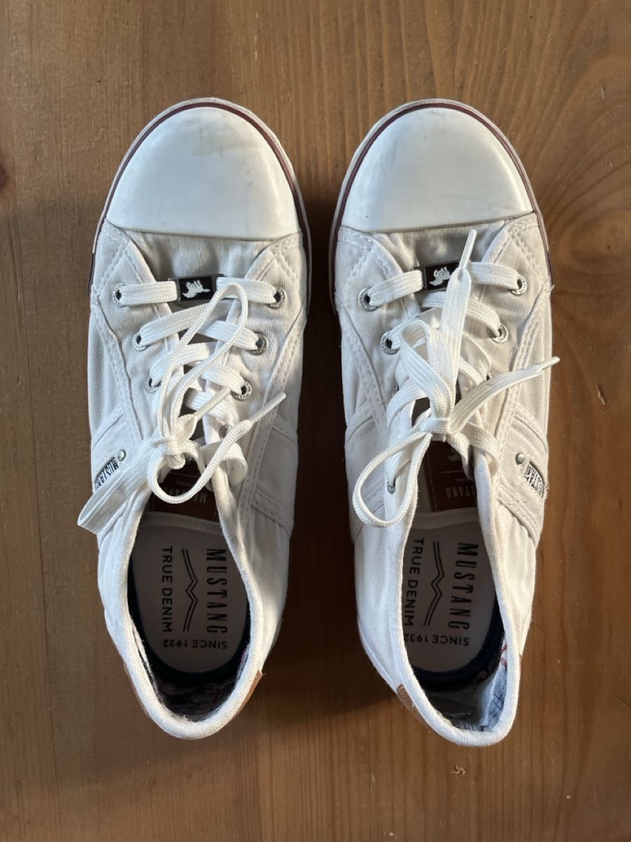 Mustang Scarpe da uomo: Mustang Turnschuhe weiss Grösse 39 – Usato da Emmen venduto da Sabinezundel