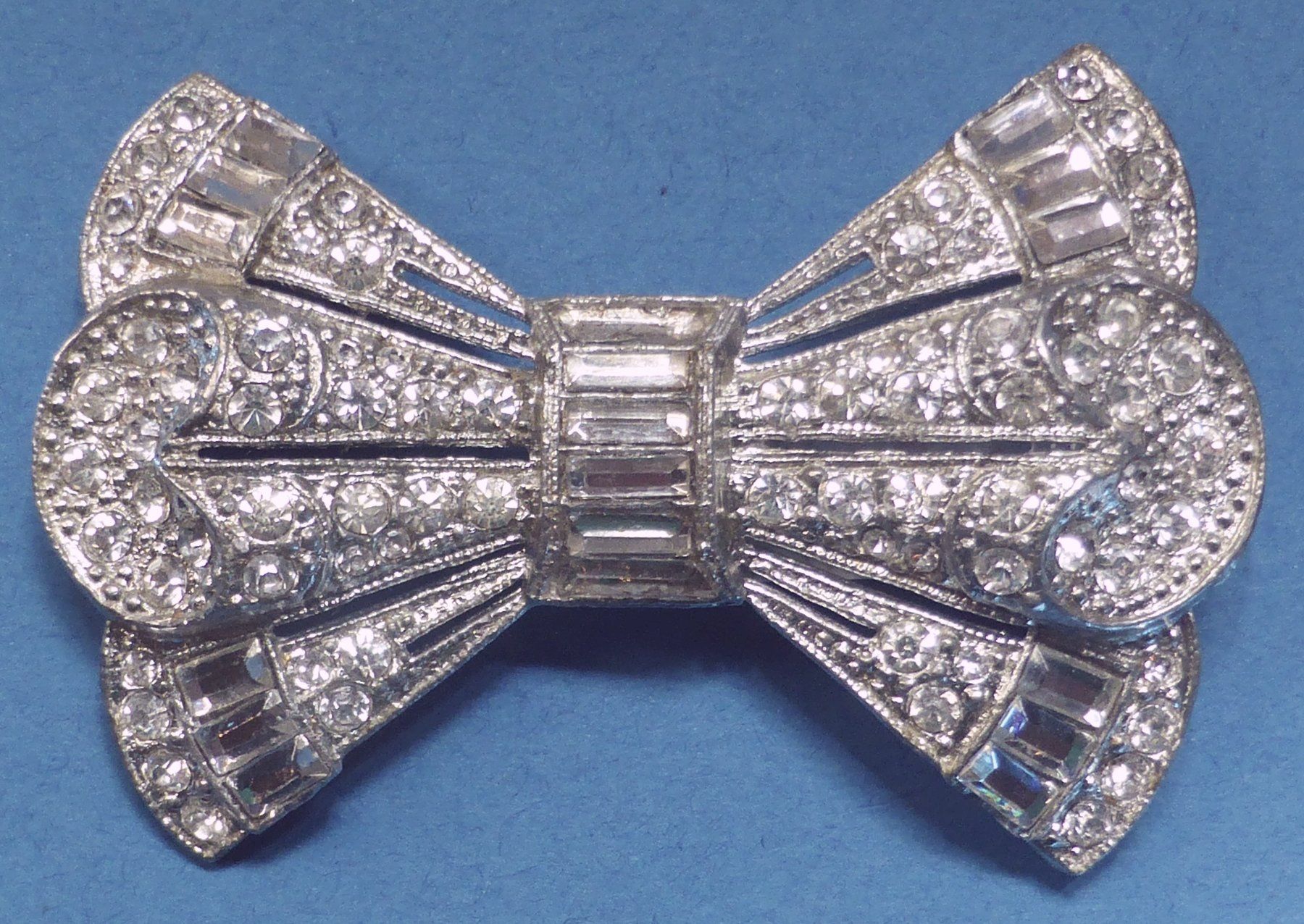 Spille & Fermagli: Hübsche Art Deco Brosche, 1930, in Form einer Fliege – Usato da Sonceboz-Sombeval venduto da Artdecolove 1