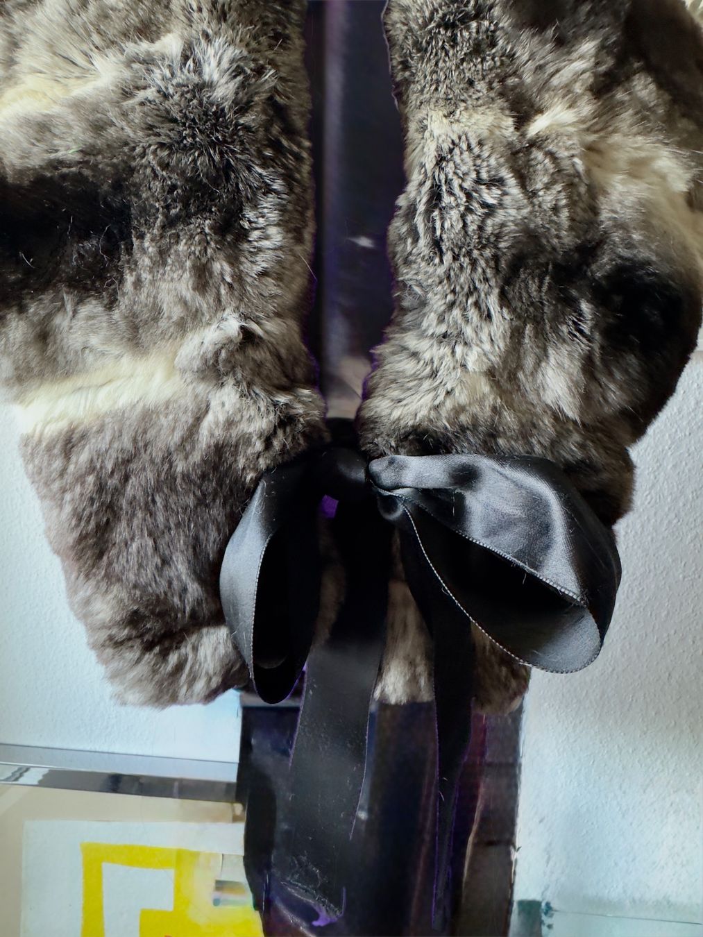 Copricapi, berretti & cappellini: Chinchilla Fur Hat With Pom Pom & matching Collar – Nuovo (secondo la descrizione) da Birsfelden venduto da Brut 6