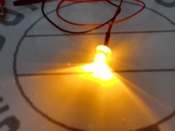 Componenti elettronici: Flachkopf-LED 5mm verkabelt 12V DC, gelb – Nuovo (secondo la descrizione) da Luzern venduto da Salefactory