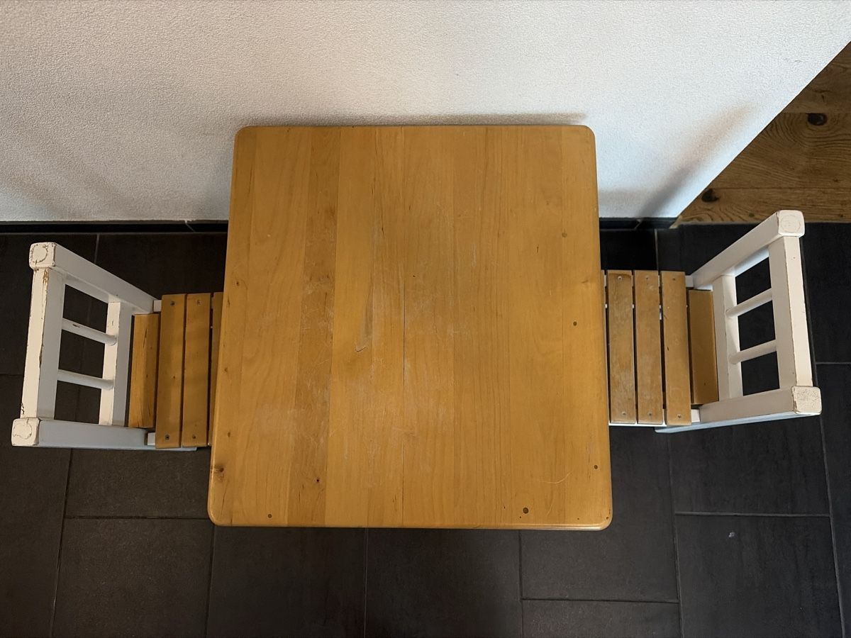 Set de table et chaises: Kindertisch mit 2 Stühlen – D'occasion à Lichtensteig par hiditch 2