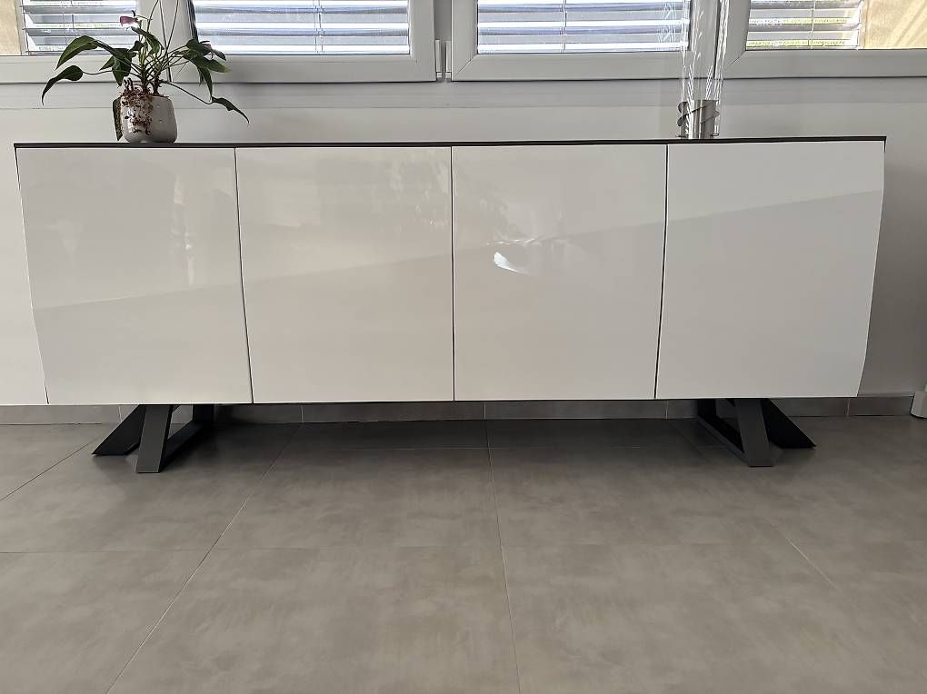 Commodes: Magnifique Sideboard comme neuf – D'occasion à Gland par Diamond_Walbrow