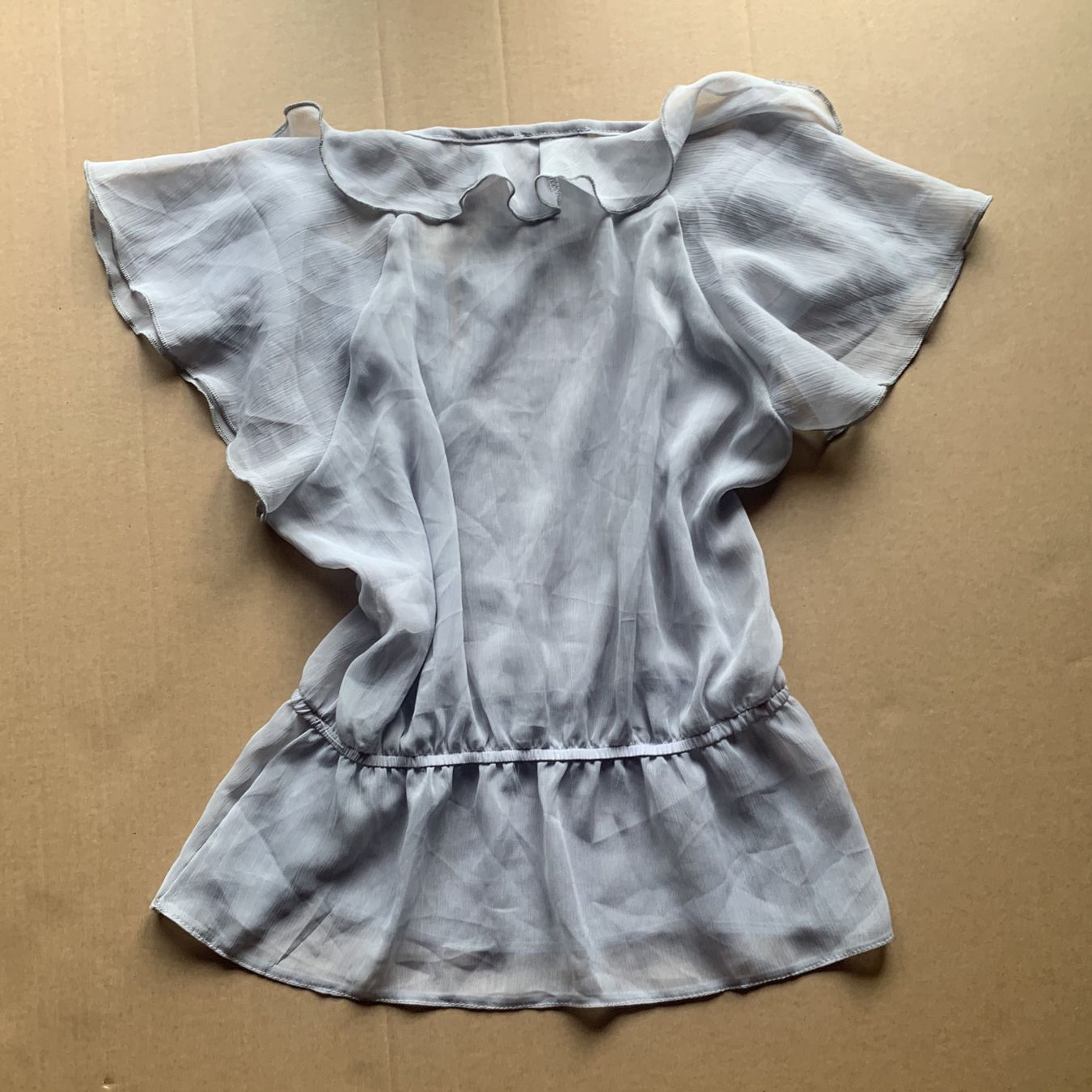 Tops: Graue, romantische, transparente Bluse mit Rüschen, Größe S/ – Gebraucht aus Chalais von Decoarts.art 2