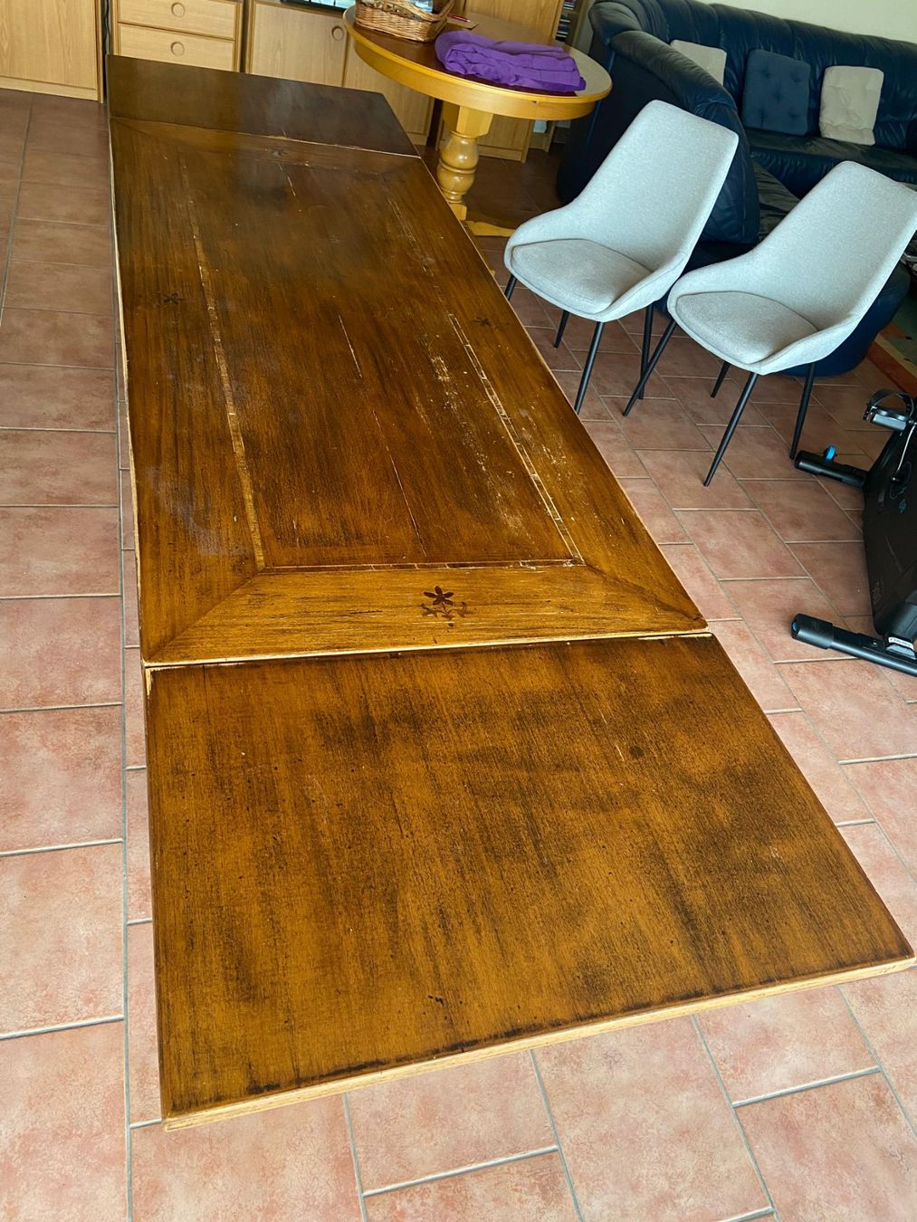 Tavoli: Table en noyer massif rectangulaire avec 2 rallonges – Usato da St-Blaise venduto da Tsvcb