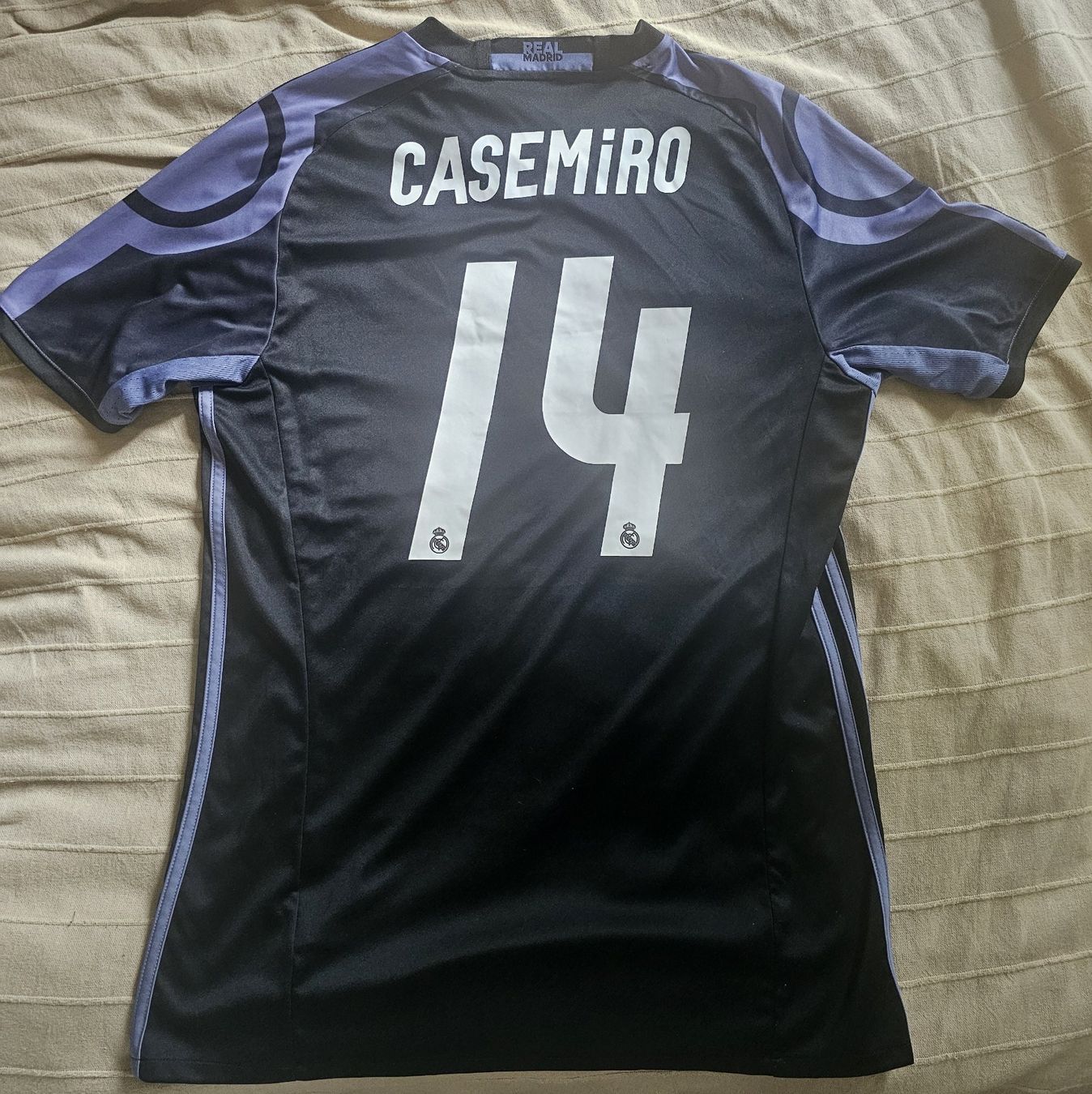 Adidas Maillots de corps & Pantalons: Real Madrid 2016-2017 Third - 14 CASEMIRO – D'occasion à Epalinges par Kont1