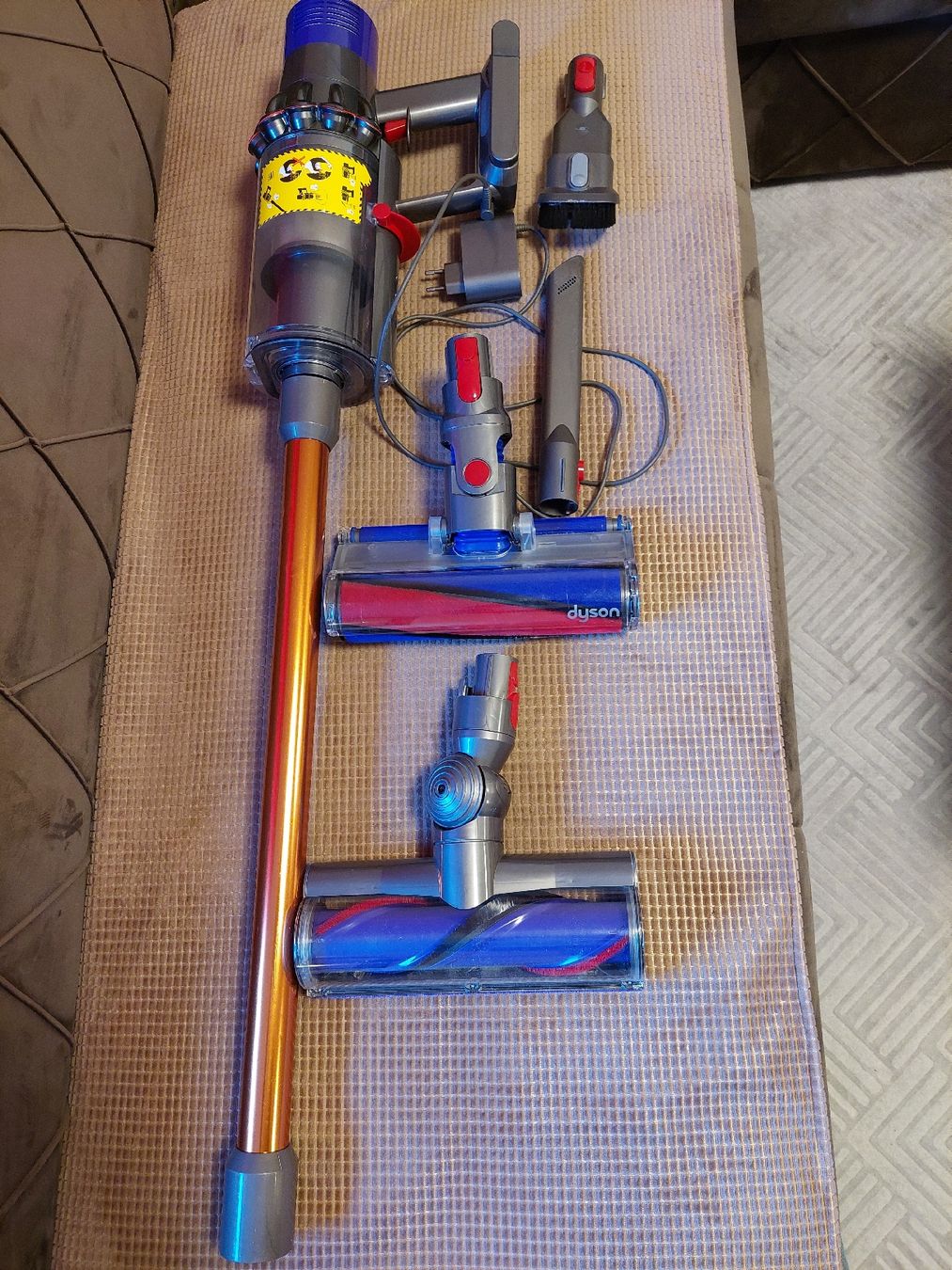 Dyson Aspirapolveri & Accessori: Dyson v10 ocassion – Usato da Meyrin venduto da aki_1971
