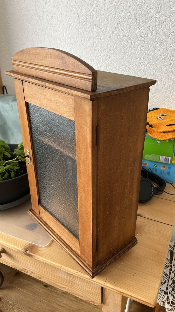 Armadi: Rustikaler  Apotheker Hängeschrank, Holz, mit Glastür. – Usato da Gwatt (Thun) venduto da ate_6ng8 2