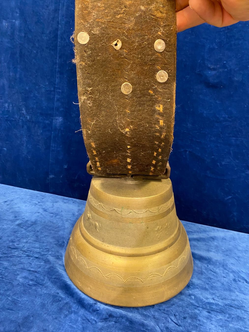 Campanacci mucche: Antike wunderschöner Grosser Schweizer Glocke mit Lederband – Usato da Steinhausen venduto da Super05 6