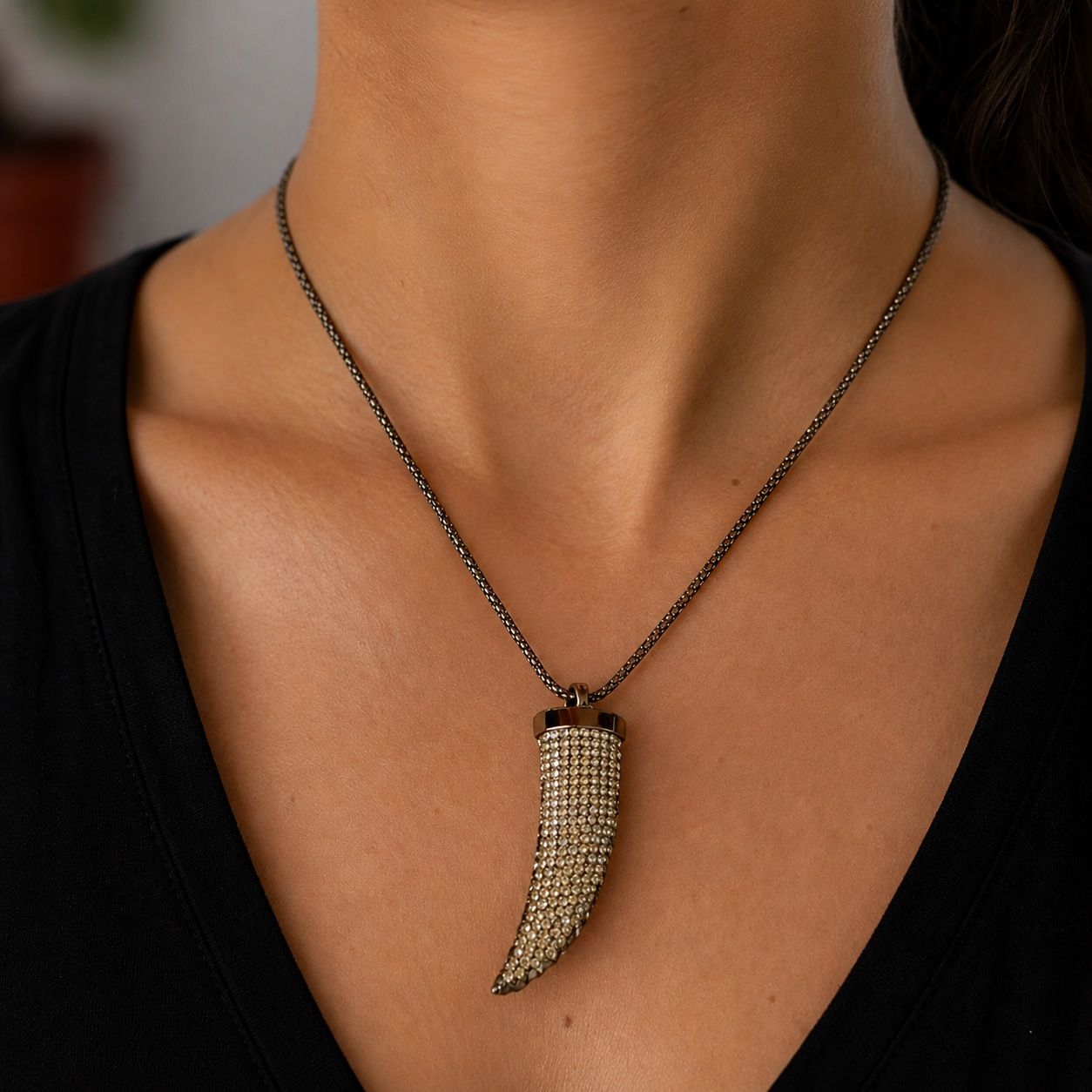 Catenine: Glitzerstein Kette mit Anhänger in Zahnform – Nuovo (secondo la descrizione) da St. Gallen venduto da Mokki2014