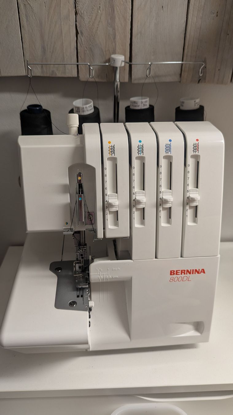 Bernina Macchine da cucire: Surjeteuse Bernina 800DL comme neuve – Nuovo (secondo la descrizione) da Peseux venduto da Alix26