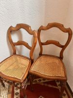 Paire de chaises en noyer et cannées  en parfait état