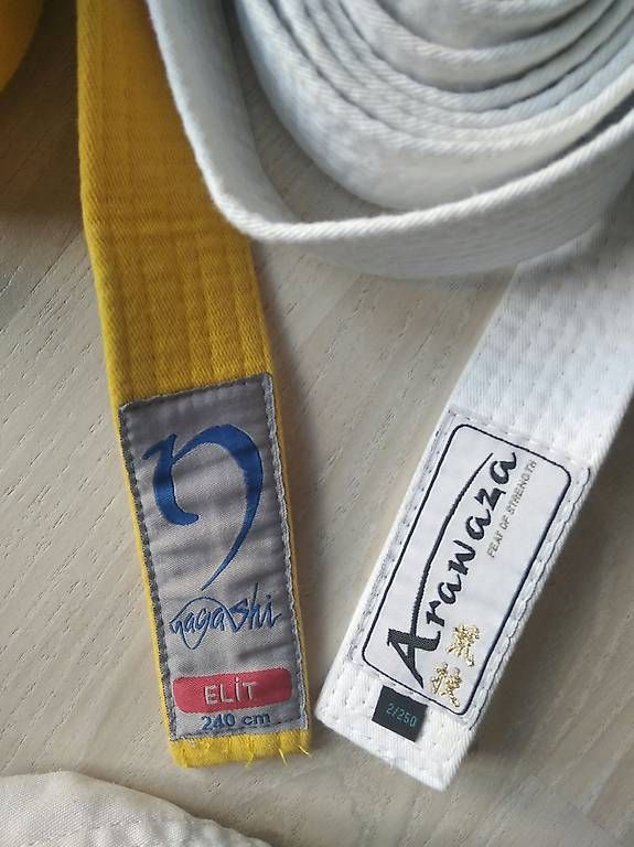 Lotti & Set di vestiti: Karate Kampfsport Kleider Anzüge Kinder – Usato da Buus venduto da rot01 1