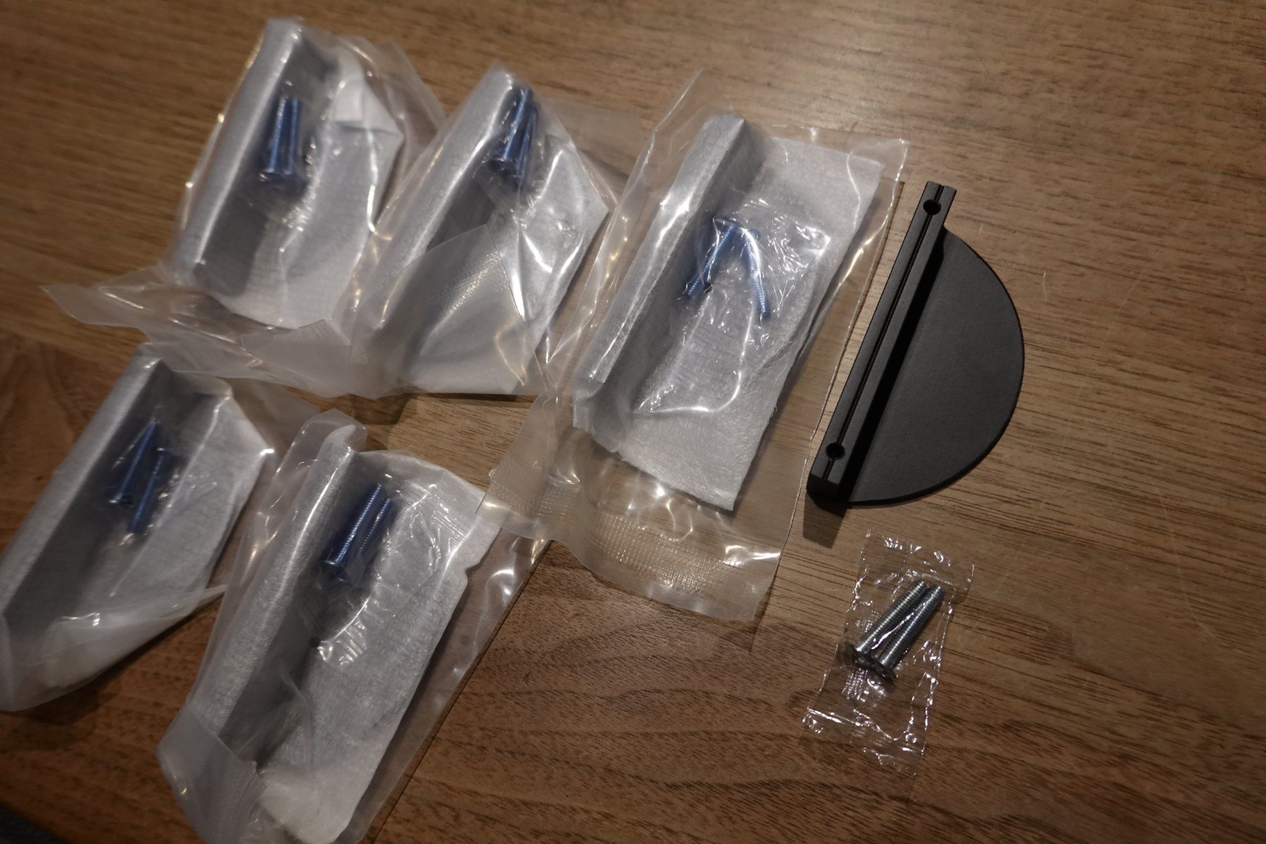 Eisenwaren: Möbelgriffe - Kommodengriffe - Schrankgriffe- schwarz matt – Neu (gemäss Beschreibung) aus Hausen AG von nordost