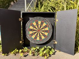 Dartboard Unicorn mit Schrank und viel Zubehör gebraucht