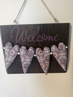 Handgemachtes Welcome- Schild aus Holz mit Stoffherzen