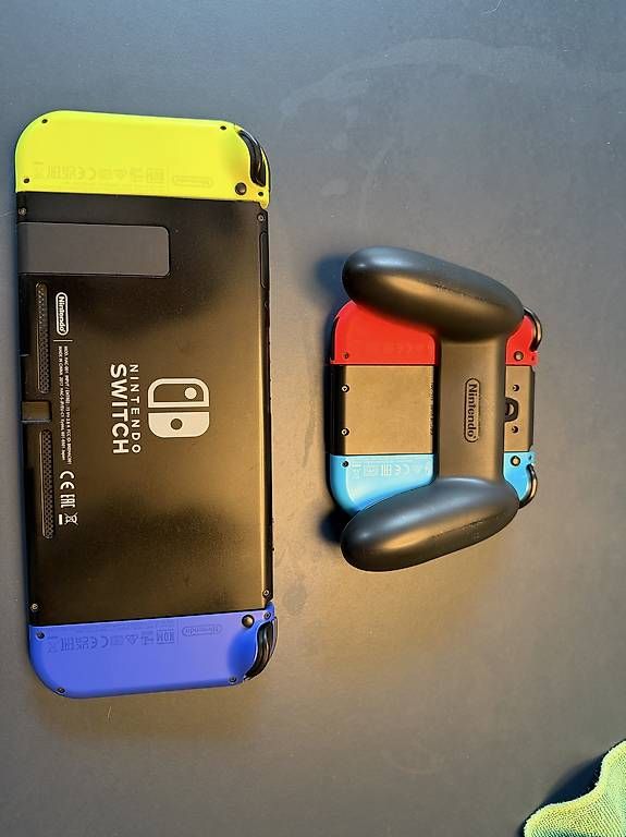 Nintendo Console: Nintendo Switch + Zubehör 2 Controller – Usato da Bern venduto da Gysin15 2