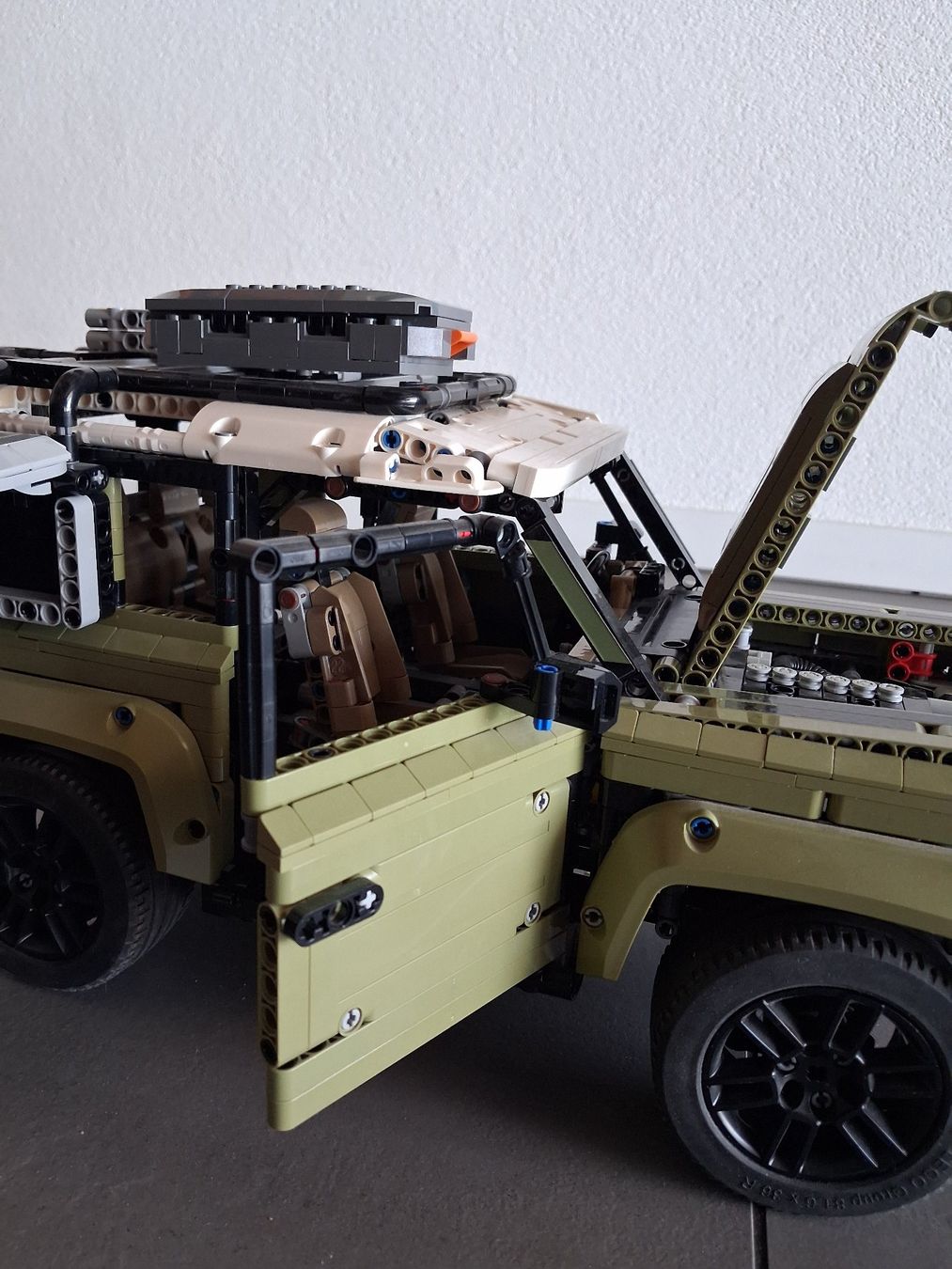 Lego Kit di costruzioni: LEGO Land Rover Defender 42110 – Usato da Thierrens venduto da Tbox 7