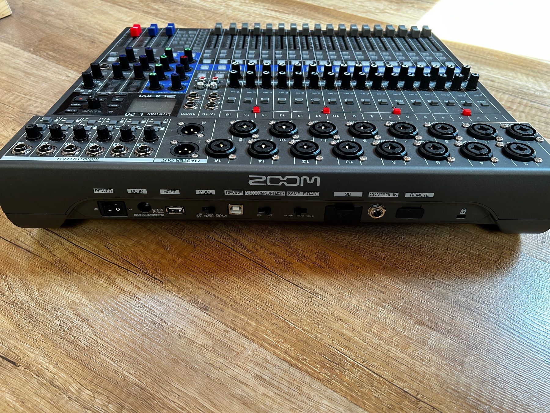 Zoom Console di mixaggio: Zoom LiveTrak L-20 Mixer – Usato da Val-d’Illiez venduto da SG2903 2