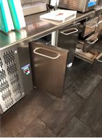 Arbeitsfläche mit Kühlschränken und Kühlschubladen