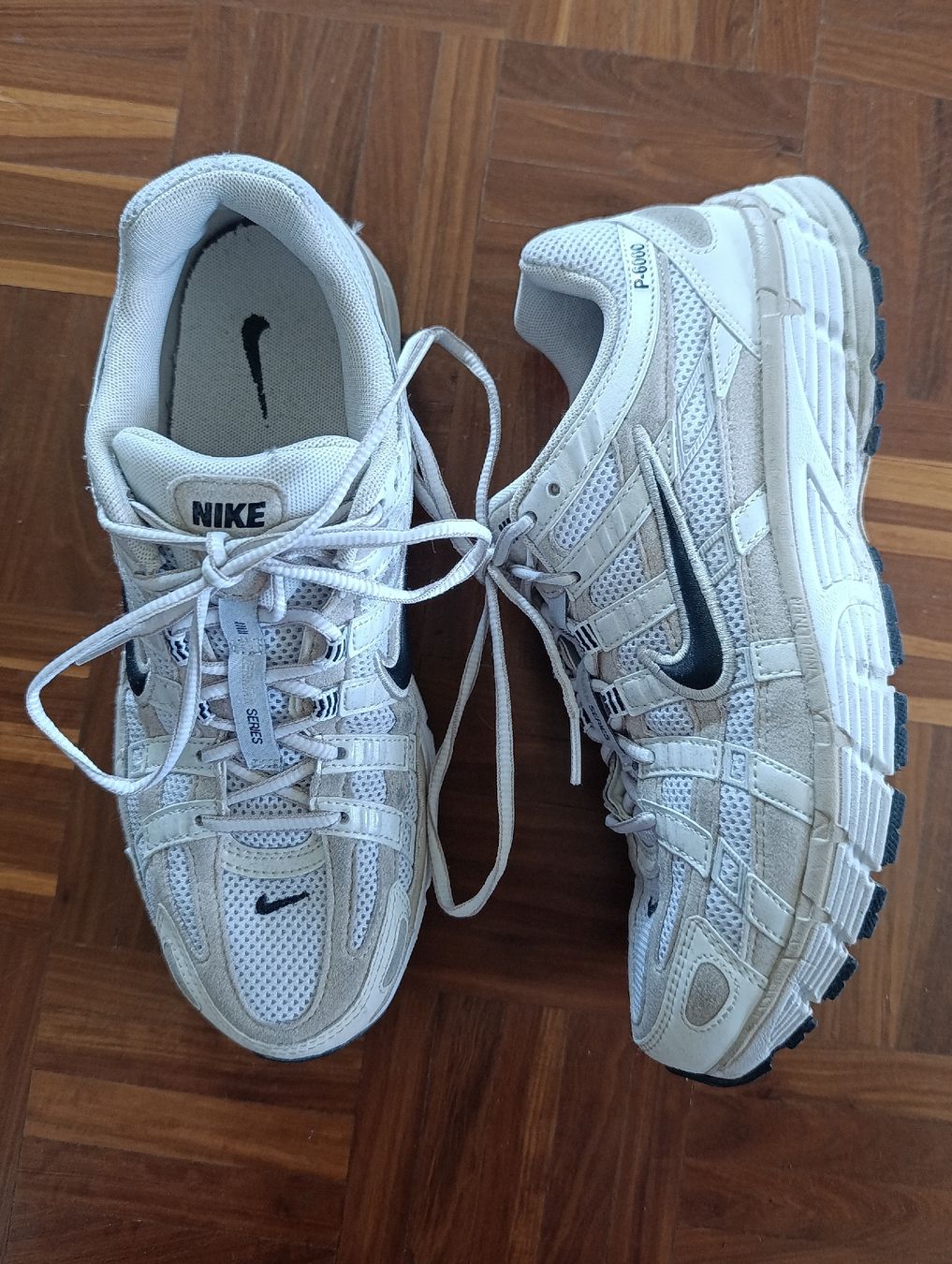 Nike Scarpe da uomo: Nike P-6000 weiss, beige Gr. 40.5 – Usato da Baar venduto da L.isa28