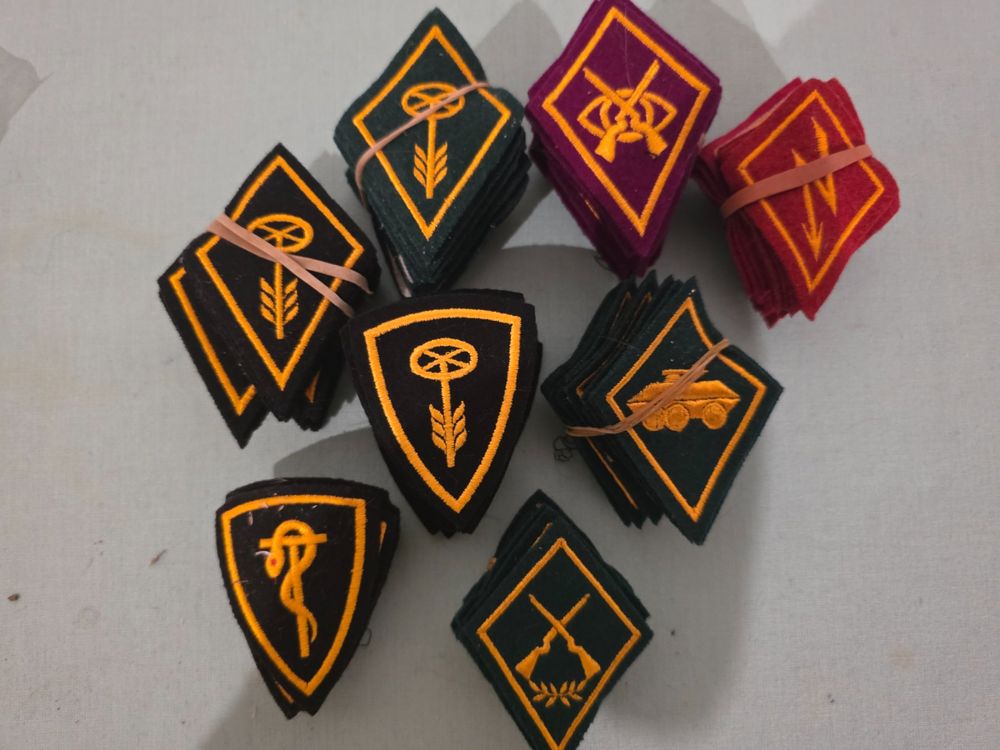 100 Insignes Divers neuf (Neuf (Voir description)) à Nyon pour CHF 19 ...