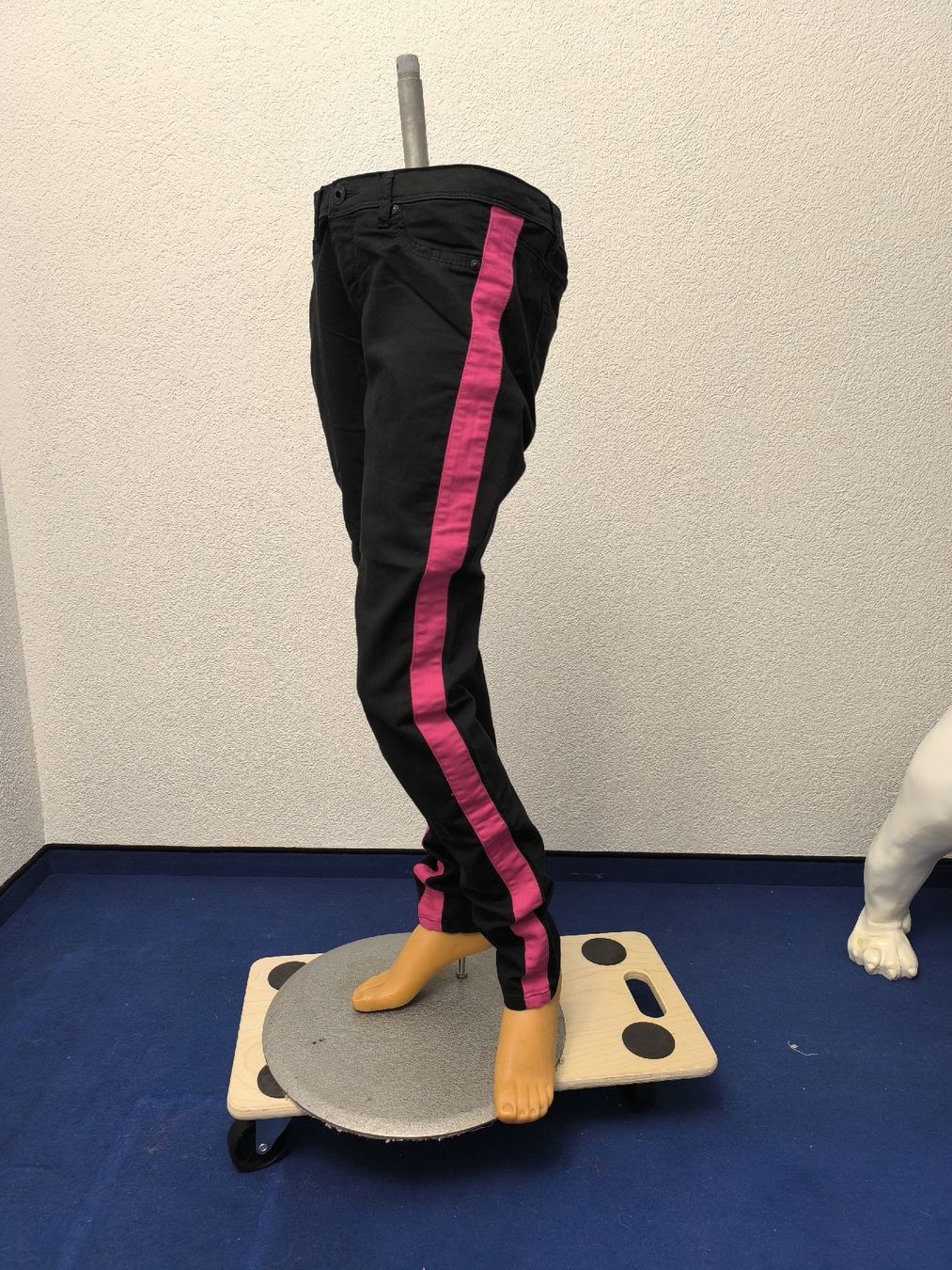 Tally Weijl Pantaloni: Hose mit pinkem Streifen  - Gothic, Punk, Emo – Usato da Fischbach LU venduto da BuBri